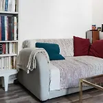 Charming Apartment In A Lively Neighborhood