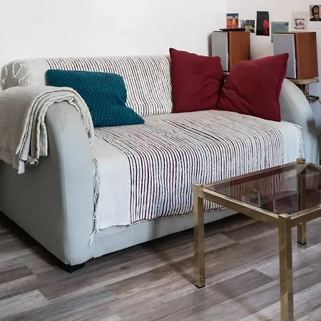 Charming Apartment In A Lively Neighborhood *